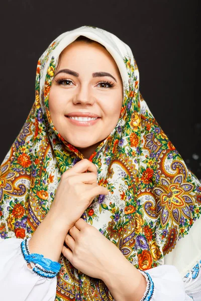 Frumoasă Ucraineană Costum Naţional Femeie Ucraineană Atractivă Purtată Broderia Tradițională — Fotografie, imagine de stoc