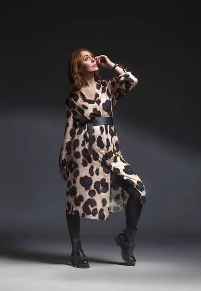 Schoonheid Brunette Vrouw Mode Model Styl Studio Grijze Achtergrond — Stockfoto