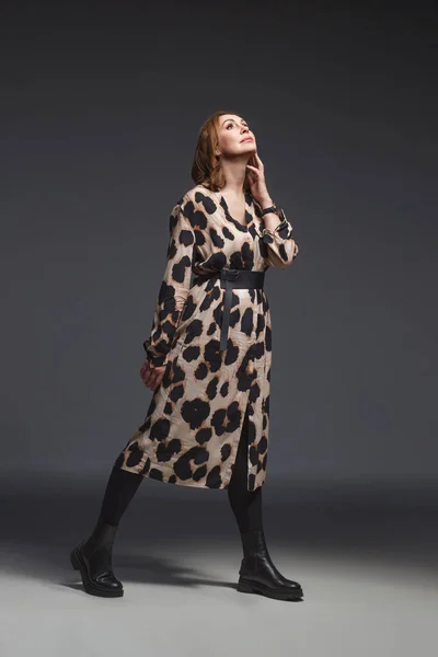 Schoonheid Brunette Vrouw Mode Model Styl Studio Grijze Achtergrond — Stockfoto