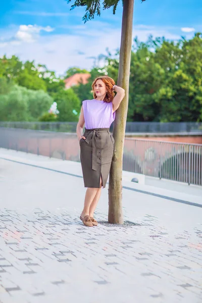 Mooie Middelbare Leeftijd Vrouw Poseren Straat Fotoshoot — Stockfoto