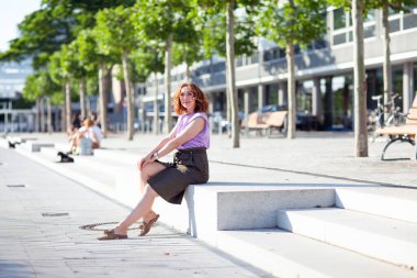 Güzel orta yaşlı kadın sokak fotoğraf çekiminde poz veriyor.