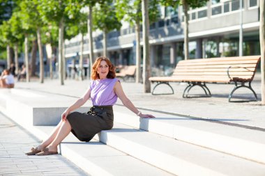 Güzel orta yaşlı kadın sokak fotoğraf çekiminde poz veriyor.