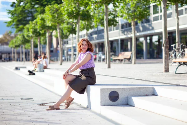 Güzel orta yaşlı kadın sokak fotoğraf çekiminde poz veriyor.