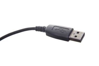 Beyaz arkaplanda usb kablosu.