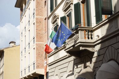 Floransa, İtalya, 7 Haziran 2022: Avrupa Birliği ve İtalya 'nın bayrakları İtalya' nın Floransa kentinde bir binaya asıldı. İtalya, Avrupa Birliği üyesi bir ülkedir..