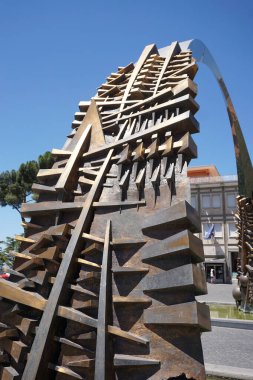 TIVOLI, LAZIO / ITALY - 2 Temmuz 2022: Piazza Garibaldi 'de ünlü İtalyan sanatçı Arnaldo Pomodoro' nun bronz ve çelik heykeli olan Kurucu Ataların Kemerinin Detayları.