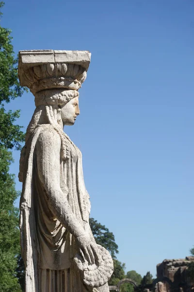 TIVOLI, LAZIO / ITALY - 2 Temmuz 2022: Roma İmparatoru Hadrian 'ın Tivoli yakınlarındaki Villa Adriana' daki kadın işçi heykeli. Villa Adriana, Roma yakınlarındaki poular turist merkezi..