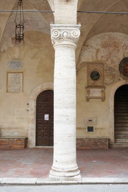 İtalya, Pienza 'da iyonik kolon. Güney Toskana 'da büyüleyici bir kasabada Reniassance mimarisi. Turizm, seyahat ve macerayı simgeliyor.