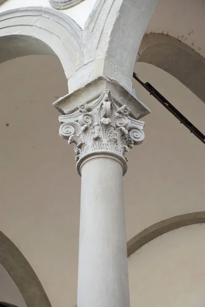 Floransa, İtalya, 4 Haziran 2022: Rönesans mimarı Filippo Brunelleschi tarafından tasarlanan ilk bina olan Opsedale degli Innocenti 'deki Cornthian kolon başkenti.