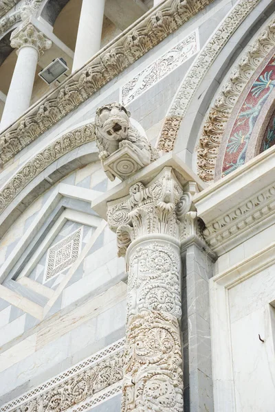 Hermosa Columna Mármol Tallado Duomo Santa Maria Assunta Pisa Italia —  Fotos de Stock