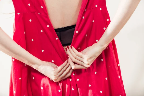 Junge Frau Reißverschluss Rotes Kleid Mit Weißen Punkten Auf Trasperenten — Stockfoto