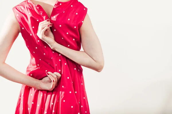 Sırtında Fermuar Olan Kırmızı Dott Elbisesi Giyen Beyaz Bir Kadın — Stok fotoğraf