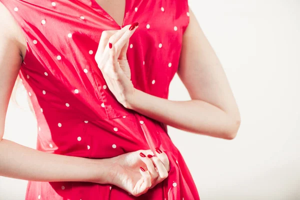 Jeune Femme Caucasienne Portant Robe Dott Rouge Avec Fermeture Éclair — Photo