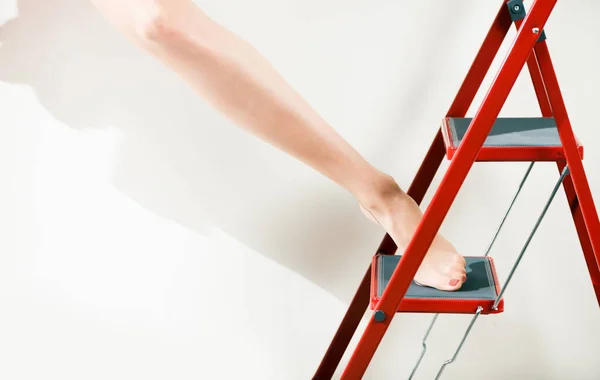 Молодая Блондинка Нога Чулках Красной Лестнице Шаг Белом Фоне — стоковое фото