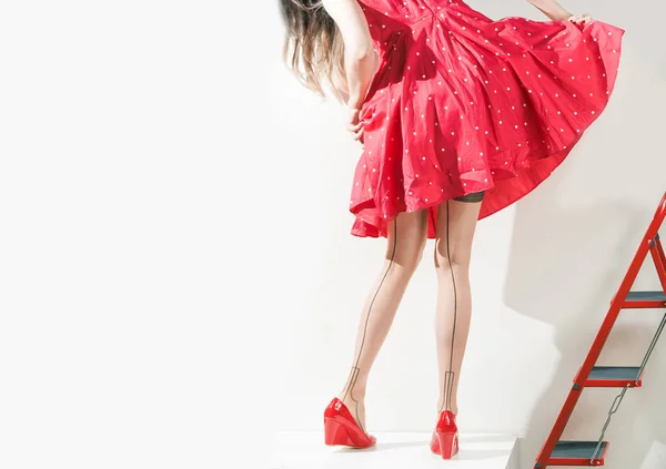 Юная Леди Красном Платье Красных Туфлях Винтажным Загаром Чулки Красной — стоковое фото