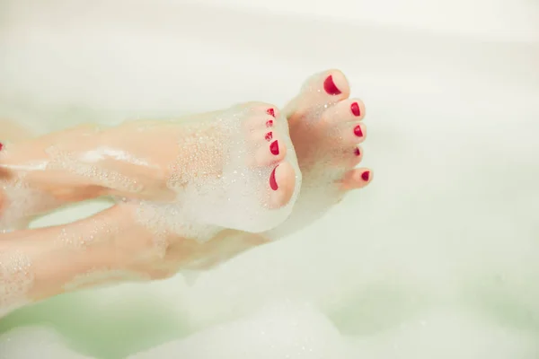 Młoda Kobieta Ręce Nogi Pokryte Pianką Wewnątrz Białej Kąpieli — Zdjęcie stockowe