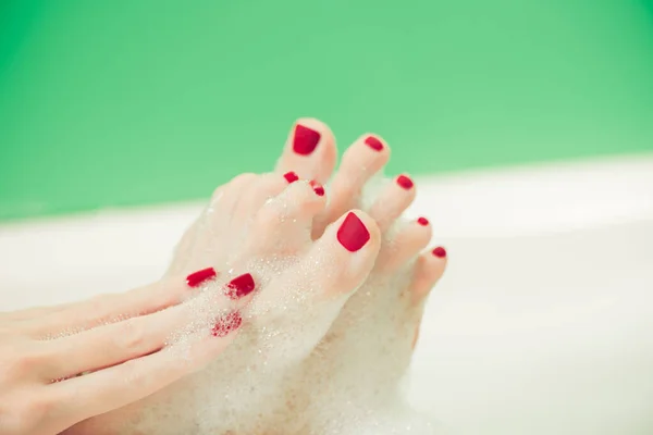 Jovem Mulher Mãos Pés Cobertos Com Espuma Dentro Banho Branco — Fotografia de Stock