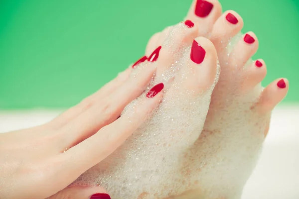Молодая Женщина Руки Ноги Покрыты Пеной Внутри Белой Ванны — стоковое фото
