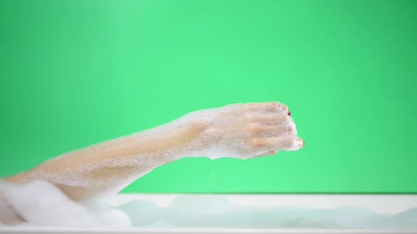 Młody Biały Kobieta Ciało Części Kąpiel Pianka Zielony Ekran Tło — Wideo stockowe