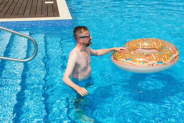 Junger Mann Mit Gummiring Suumer Schwimmbad lizenzfreie Stockfotos