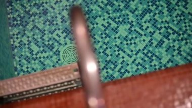 Su filtresi sistemli yüzme havuzu girişi