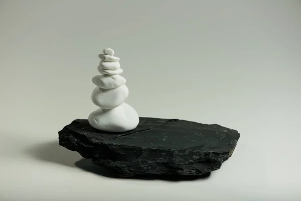 Weiße Glatte Steine Balanciert Auf Einem Schwarzen Flachen Stein — Stockfoto
