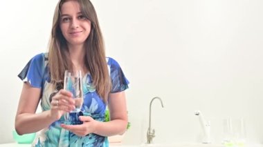 Modern Mutfakta Pozitif Kadın Hidratlama - Yaşam Tarzı Sağlığı