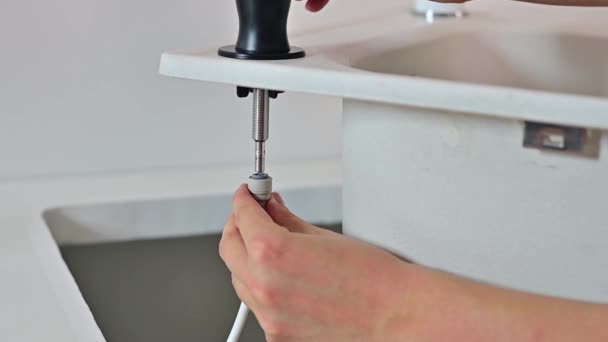 Installation Des Wasserhahns Der Küche Einrichten Der Wasserquelle — Stockvideo