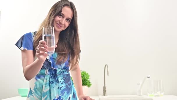 Positieve Vrouw Hydrateert Moderne Keuken Lifestyle Wellness — Stockvideo