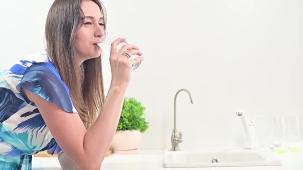 Positieve Vrouw Hydrateert Moderne Keuken Lifestyle Wellness — Stockvideo