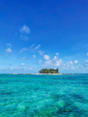 Çıplak Siargao adasında yerli ve yabancı turistler.