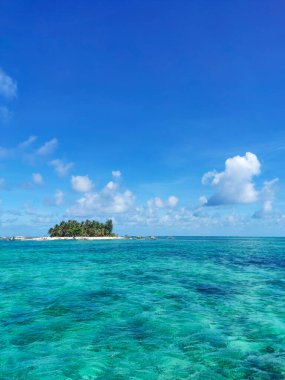 Çıplak Siargao adasında yerli ve yabancı turistler.