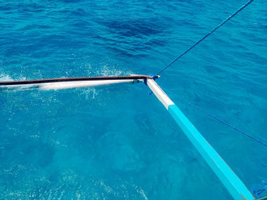 Siargao 'nun berrak sularında bir Filipin bankası ya da bangka bambu dengeleyicilerinin yakınlaştırılması.