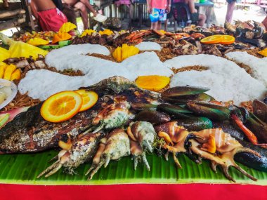 Siargao 'nun kitaplarında adanın taze deniz ürünleri sergileniyor. Yerel halk ve ziyaretçiler, ızgara, kızarmış ve buğulanmış balık ve kabukluların bol bol yayılmasını, elleriyle yemek ve toplumun deniz geleneklerini kutlamak için bir araya geldiler..