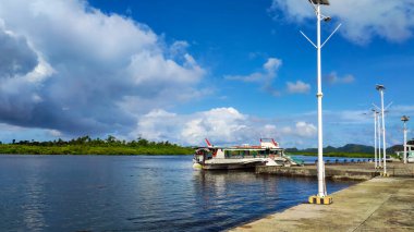 Turizm limanlarından birine yanaşan turist tekneleri Siargaos 'taki yerli ve yabancı turistleri almak için hazırlar.