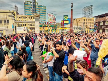 Ulusal Başkent Bölgesi (NCR), Filipinler - 15 Mart 2024: Nasıralı İsa 'nın müritleri, taşkın bir Quiapoo Katoliğinin önünde dururlar..