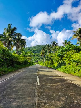 Siargao, Surigao del Norte, Filipinler 'de boş iki şeritli taşra yolu