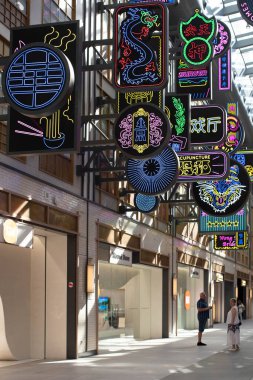 Dubai, BAE - 22 Şubat 2024. Çin Mahallesi Dubai Alışveriş Merkezi. Perakende alışveriş