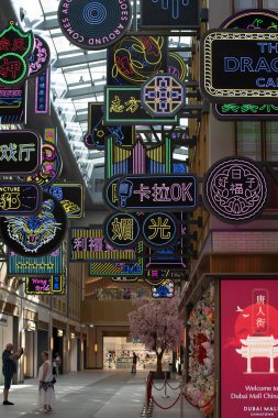 Dubai, BAE - 22 Şubat 2024. Çin Mahallesi Dubai Alışveriş Merkezi. Perakende alışveriş