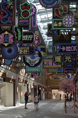 Dubai, BAE - 22 Şubat 2024. Çin Mahallesi Dubai Alışveriş Merkezi. Perakende alışveriş