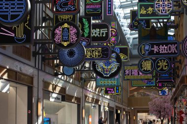 Dubai, BAE - 22 Şubat 2024. Çin Mahallesi Dubai Alışveriş Merkezi. Perakende alışveriş