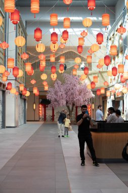 Dubai, BAE - 22 Şubat 2024. Çin Mahallesi Dubai Alışveriş Merkezi. Perakende alışveriş