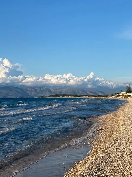 アチャラヴィの嵐の海 コルフ島の小さなリゾート 遠くにアルバニアの山々とギリシャ — ストック写真