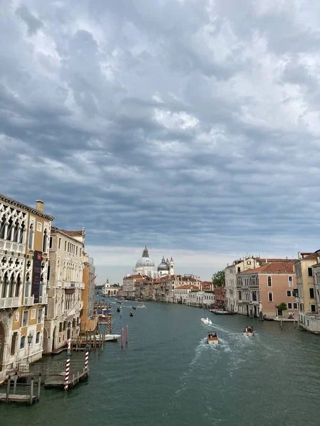 意大利威尼斯 带着狂风暴雨的天空 从Ponte Dell Accademia俯瞰Maria Della Salute — 图库照片