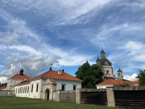 Ancien Monastère Baroque Pazaislis Près Kaunas Lituanie Avec Des Nuages — Photo