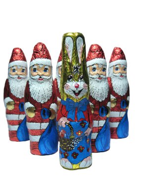 Hata, Paskalya tavşanı Noel kayasının önünde duruyor.