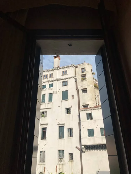 Lihat Melalui Jendela Hotel Venice Italia Dengan Istana Tua — Stok Foto