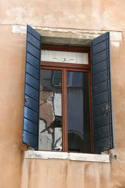 이탈리아 베네치아에 반사되어 베네치아 창문들 — 스톡 사진