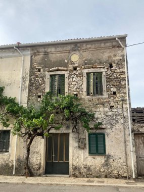 Yunanistan 'ın Korfu kentindeki Lefkimi köyündeki geleneksel eski sokak