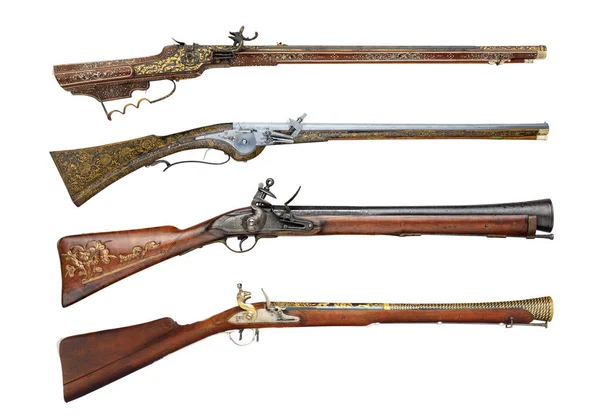 古い17世紀と18世紀のライフル銃は白地に隔離されていた 本物のアンティークホイールロックとフリントロック銃サイドビュー — ストック写真